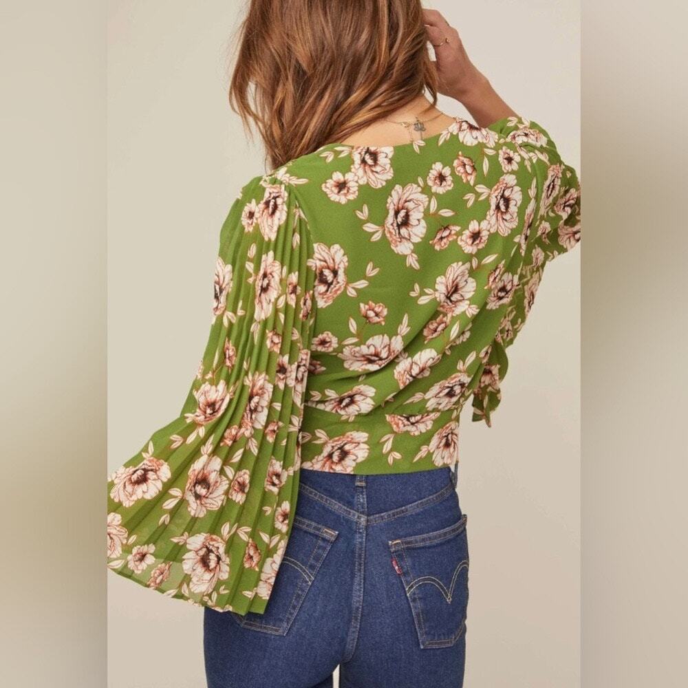 NWT‎ ASTR The Label Green Floral Pleated Sleeve Wrap Blouse Size M - Picture 2 of 10